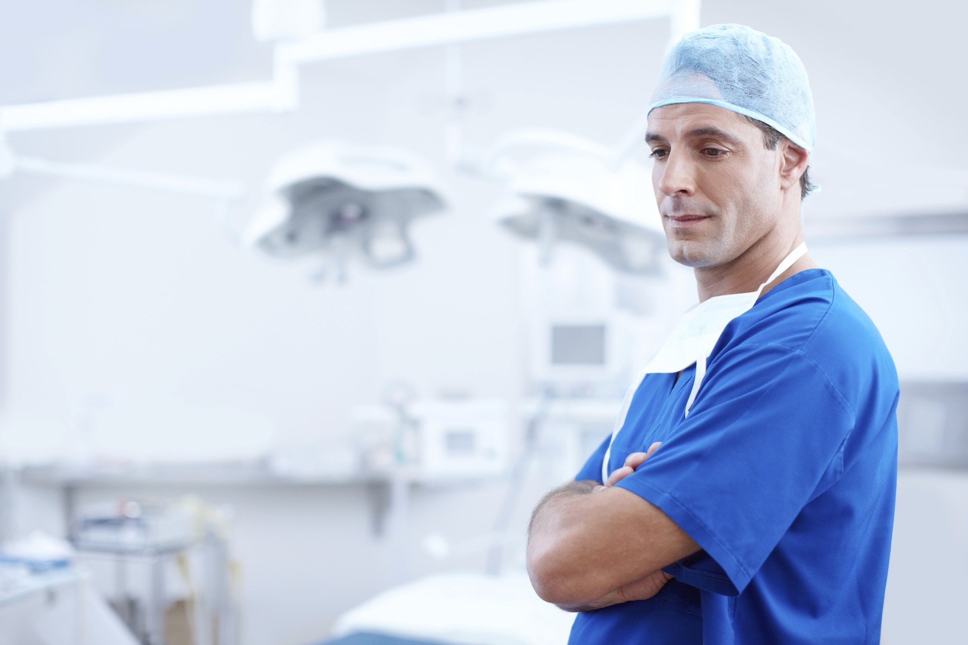 Prostate Cancer Treatment Miami - surgeon wearing blue scrubs - radiation treatment - minimally invasive cancer treatment - radiation therapy vs surgery